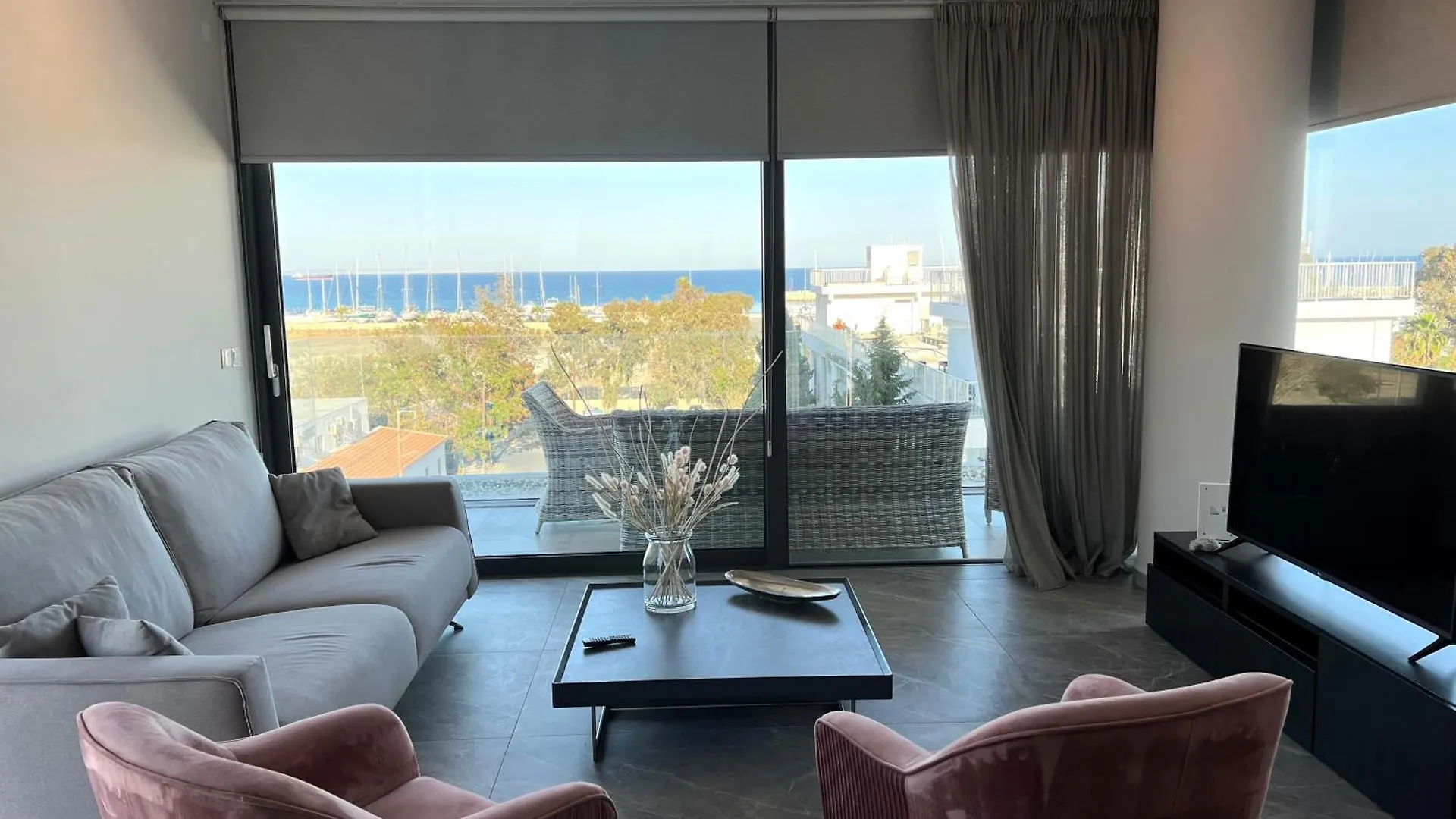 Luxury Seaview Palm Beach Apartment 라르나카